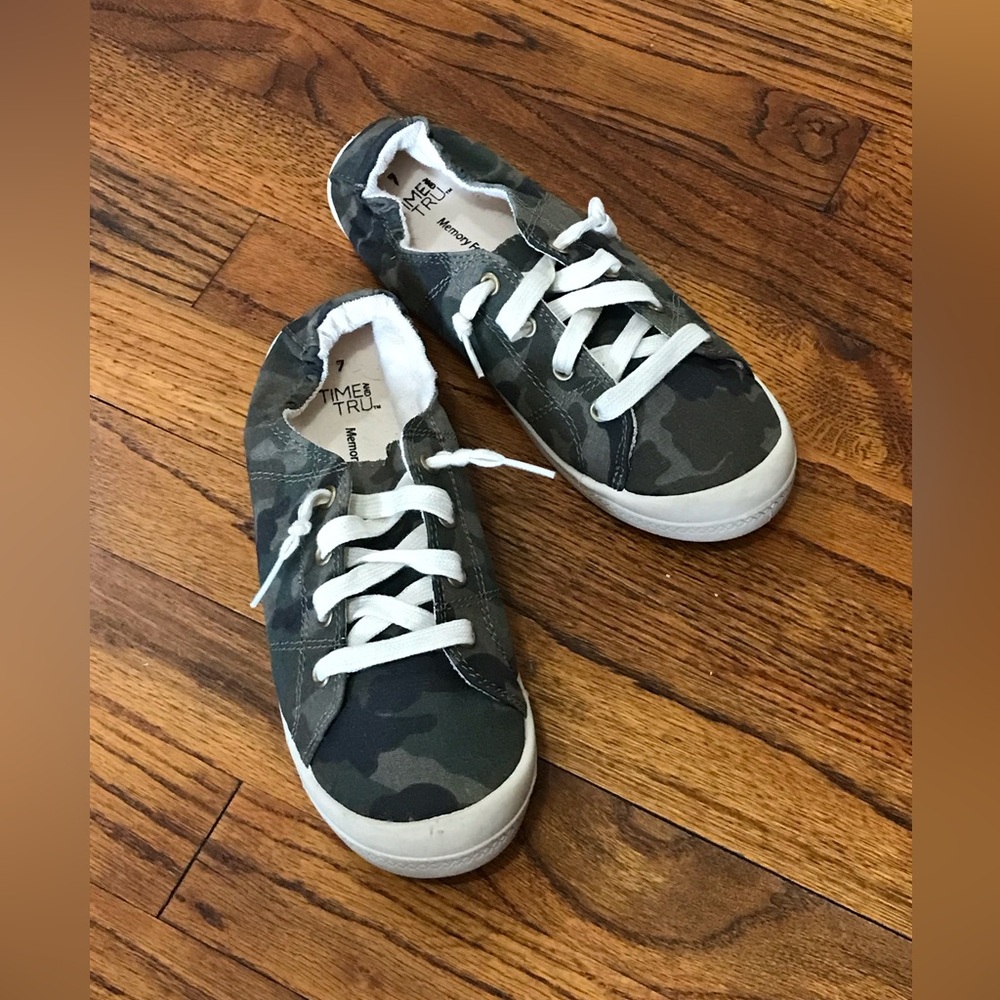 Time & Tru Camouflage Camo Slip On Sneaker Shoes
Washable - Memory Foam
Ladies 7 - Picture 4 of 13